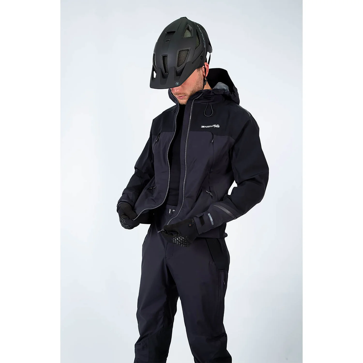 Endura MT500 Waterproof One Piece II - Black 5 Endura MT500 Waterproof One Piece II - Black - Image 3