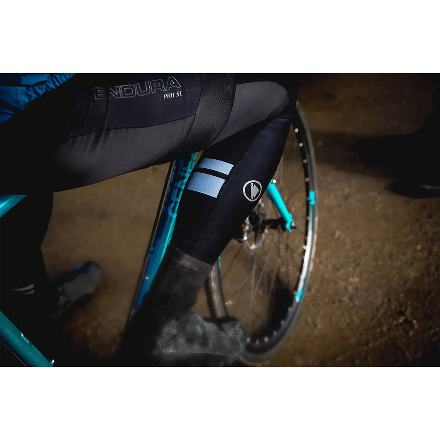 Endura Pro SL Leg Warmers II - Black 4 Endura Pro SL Leg Warmers II - Black - Image 2